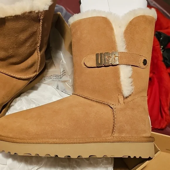 Brand New Bailey Ugg with metal graphic (chestnut).. size 7 - Picture 3 of 7